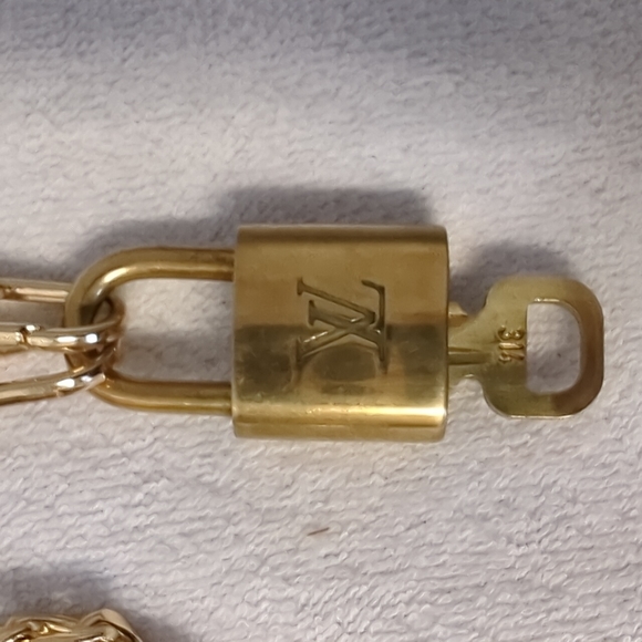 COPY - AUTHENTIC LOUIS VUITTON LOCK & KEY WITH UNBRANDED CHOKER - Picture 2 of 6